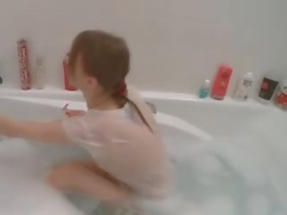 Feminin hygiene im ein bad rohr