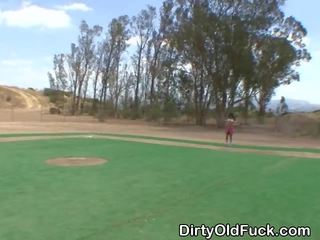 Duży titty brunetka nastolatka na za baseball diament