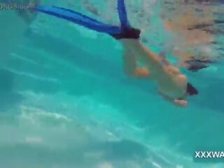 Extraordinary morena strumpet doce swims debaixo de água