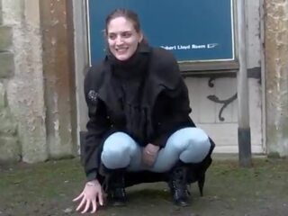 Apaixonado lassie pisses em leggings e movs dela tetas em público