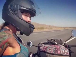 Felicity feline motorcycle deity ratsastus aprilia sisään rintaliivit