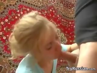 Meelas vene tütar koos kaks klapid edasi tema voodi