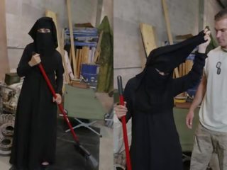 근무 기간 의 전리품 - 이슬람교도 여성 sweeping 바닥 도착 noticed 로 열렬한 미국 사람 soldier