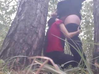Vi hid enligt en träd från den regn och vi hade xxx filma till hålla värma - lesbisk illusion flickor