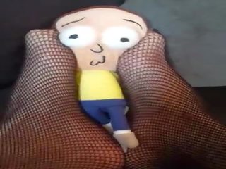 Giantess radiniai smulkus vyras pagal sofa ir tramples ir crushes jį &lpar;morty plush&rpar;