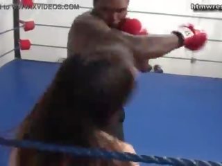 Černý samec boxerské beast vs maličký bílý teenager ryona