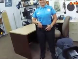 משטרה קצין עם ענק ציצים יש מזוין ב ה חדר האחורי