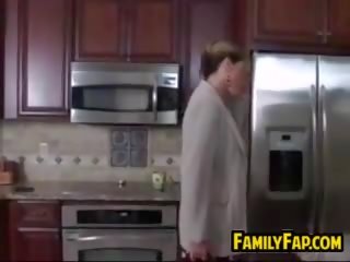 Madre in legge scopata in il cucina