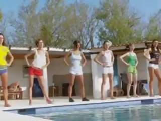 Six meztelen lányok által a medence -től germany