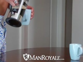 Manroyale tebal titit dengan sebuah cangkir dari coffee