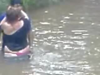 Szalone latins mający seks wideo w the rzeka podczas reszta z the wieś patrząc pokaz