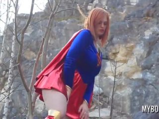 Alexsis faye bystiga superwoman cosplays utomhus spelar
