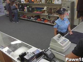 Felettes zsaru megy trágár mert készpénz