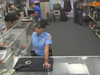 Prsatá policejní důstojník pawns ji nacpat a přibil na vydělat hotovost