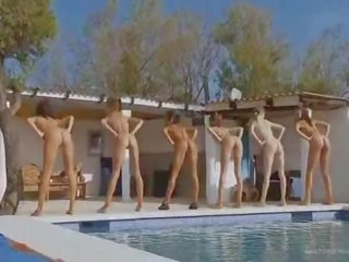Seven γυμνός κορίτσια σαν ένα στρατός βίντεο