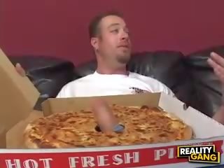 Mamuśka z duży cycki daje za robienie loda do za pizza dostawa adolescent