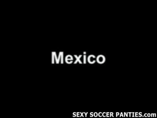 Sportivo messicano calcio hottie strippaggio spento suo uniforme