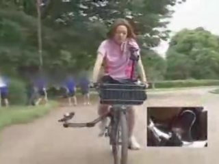 Japonesa novia masturbado mientras cabalgando un specially modified sexo presilla bike!