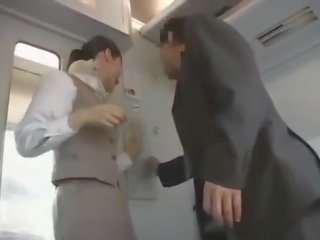 일본의 기차 참석자 옷을 입은 여성의 벌거 벗은 남성 타격 일 dandy 140