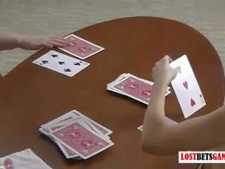 To fristende milfs spille en spill av stripping blackjack