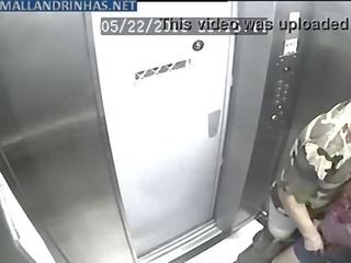 Câmera de segurança flagrando foda geen elevador