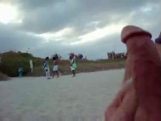 ציבורי נקבה בלבוש וגברים עירומים ביחד beach-jerker-stroke ו - זרע ל חוף