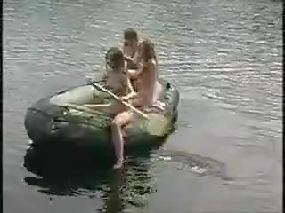 שלוש marvellous בנות עירום בנות ב ה ג'ונגל ב סירה ל נַקָר לָצוּד