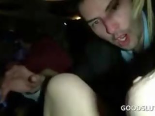 Tiener nymphos drinken in limo gangbang