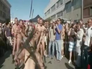 Öffentlich plaza mit beraubt männer prepared für wild coarse heftig homosexuell gruppe sex video