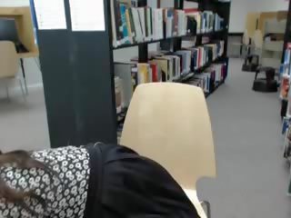 Spogliarello in pubblico biblioteca 3