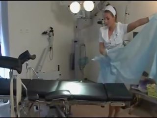 Magnificent verpleegster in bruinen kniekousen en hakken in ziekenhuis - dorcel