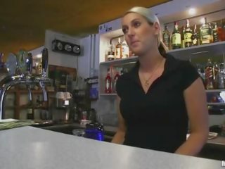 Liels bumbulīši amatieri bartender payed jāšanās