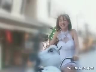 Asiática jovem grávida boneca obtendo cona molhada enquanto a montar o bike