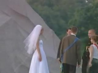 Doce noiva dá dela homem um broche antes o casamento