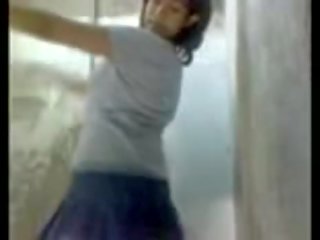 Mexikanisch teenager tanzen und streifen im badezimmer