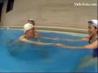 Тендітна youth в плавальний cap отримувати поцілунок з життя дзьоб jerked по 3 дівчинки облизування кицьки nearby в плавальний басейн