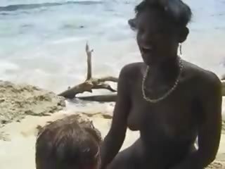 Plaukuotas afrikietiškas adolescent šūdas euras mergina į as paplūdimys
