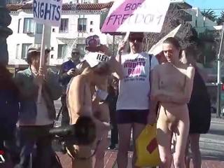 Khỏa thân sword nudists trong công khai khỏa thân protest