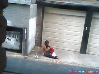 Hubungan intim sebuah pelacur di sebuah alley