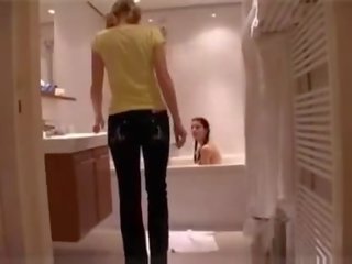 Belanda lesbian memiliki kesenangan di kamar mandi
