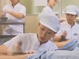 Japán ápolónő dolgozó szőrös fallosz