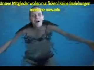 Anna steht auf xxx video im schwimmbad