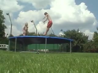 Pāris par the trampoline