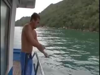 Brasiliano pollastrella scopata su il barca