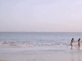 طبيعي فتاة يجتمع sand و surf