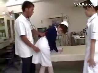 Pielęgniarka coraz jej cipka rubbed przez profesor i 2 pielęgniarki w the surgery