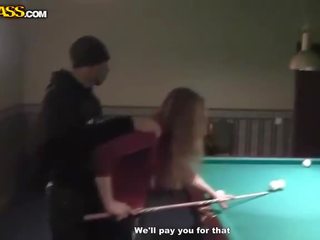 Хтивий офіціантка на billiards отримує голий і мінет