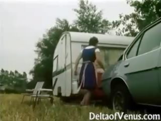 Retro x karakter klipp 1970s - hårete brunette - camper coupling