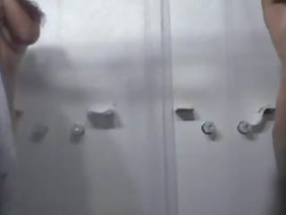Joven escolar hostel baño cámara oculta