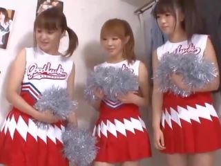 Tre stor tuttarna japanska cheerleadersna delning sticka
